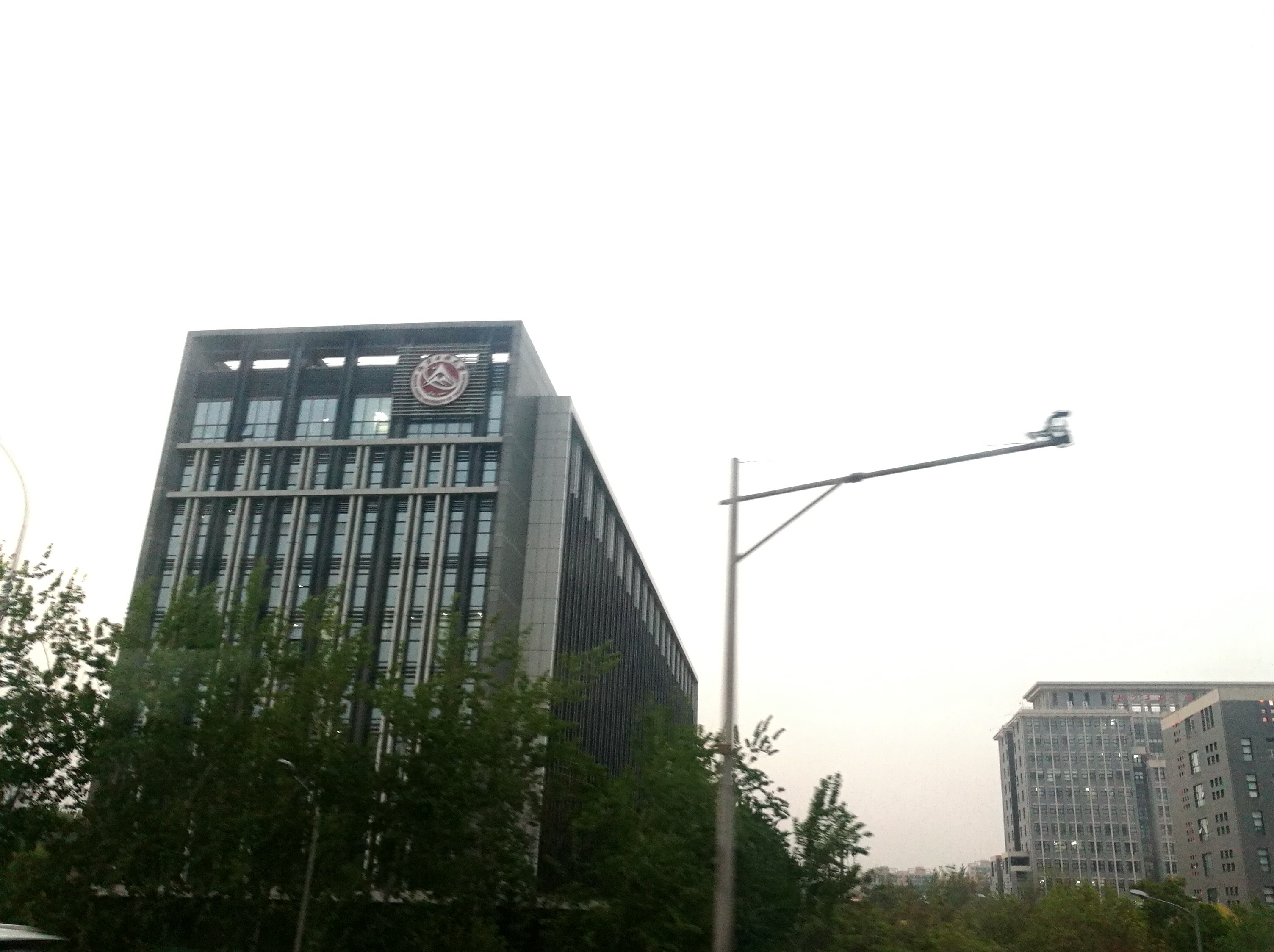 北京市西五環石景山區的風貌：一面是綿延大山，一面是城市天際線