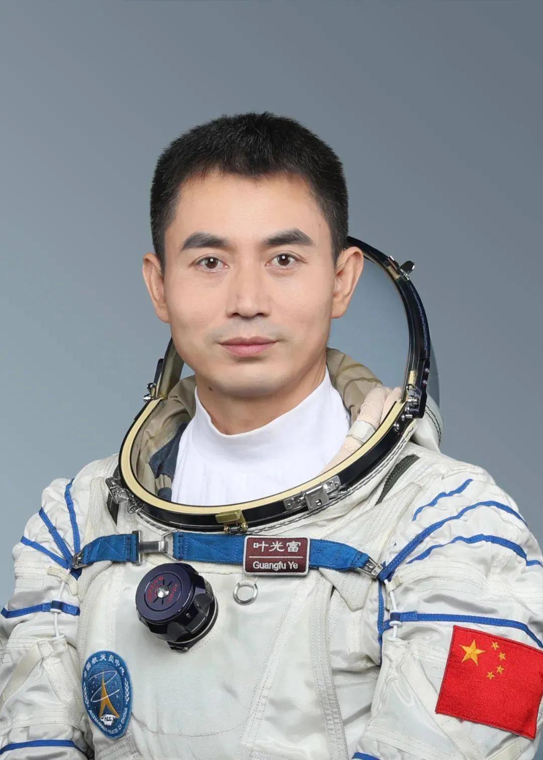 葉光富緊緊擁抱妻子 滿眼眷戀