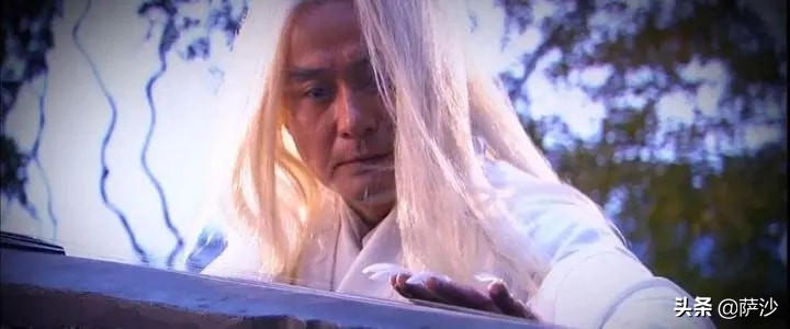 金庸小說中有哪些以為是王者,結果是青銅的人物?有十二個大弱雞
