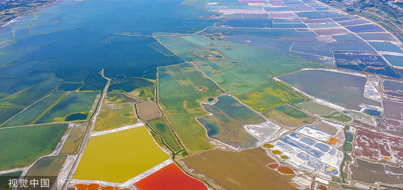 山西運城：夏日鹽湖披彩裝 空中俯瞰宛如調色板