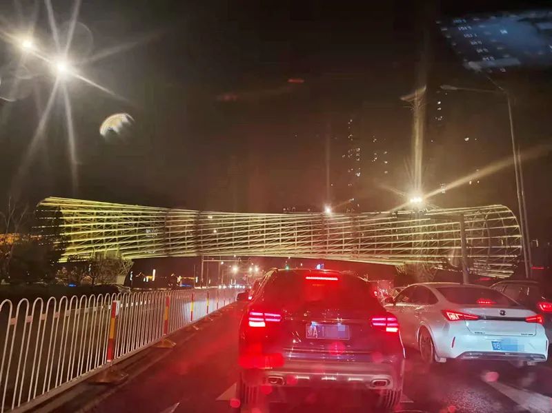 廣州塔“倒下了”？耗資1600萬的百米天橋引爭議，回應：叫“時空隧道”，沒抄襲