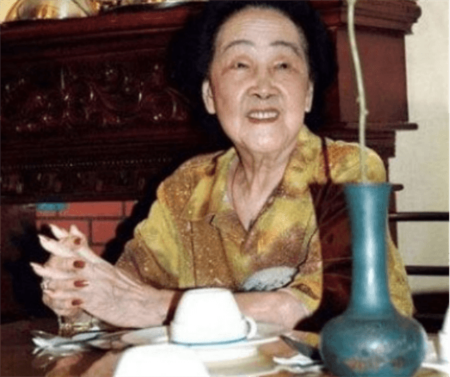 袁世凱死后,子孫過得如何?孫子成物理學家,孫女八旬仍開西餐廳