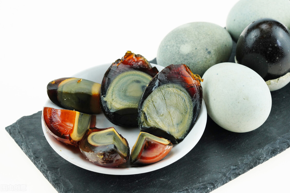 吃皮蛋，“生吃好”還是“煮熟吃好”？味道差別大，學會了不吃錯
