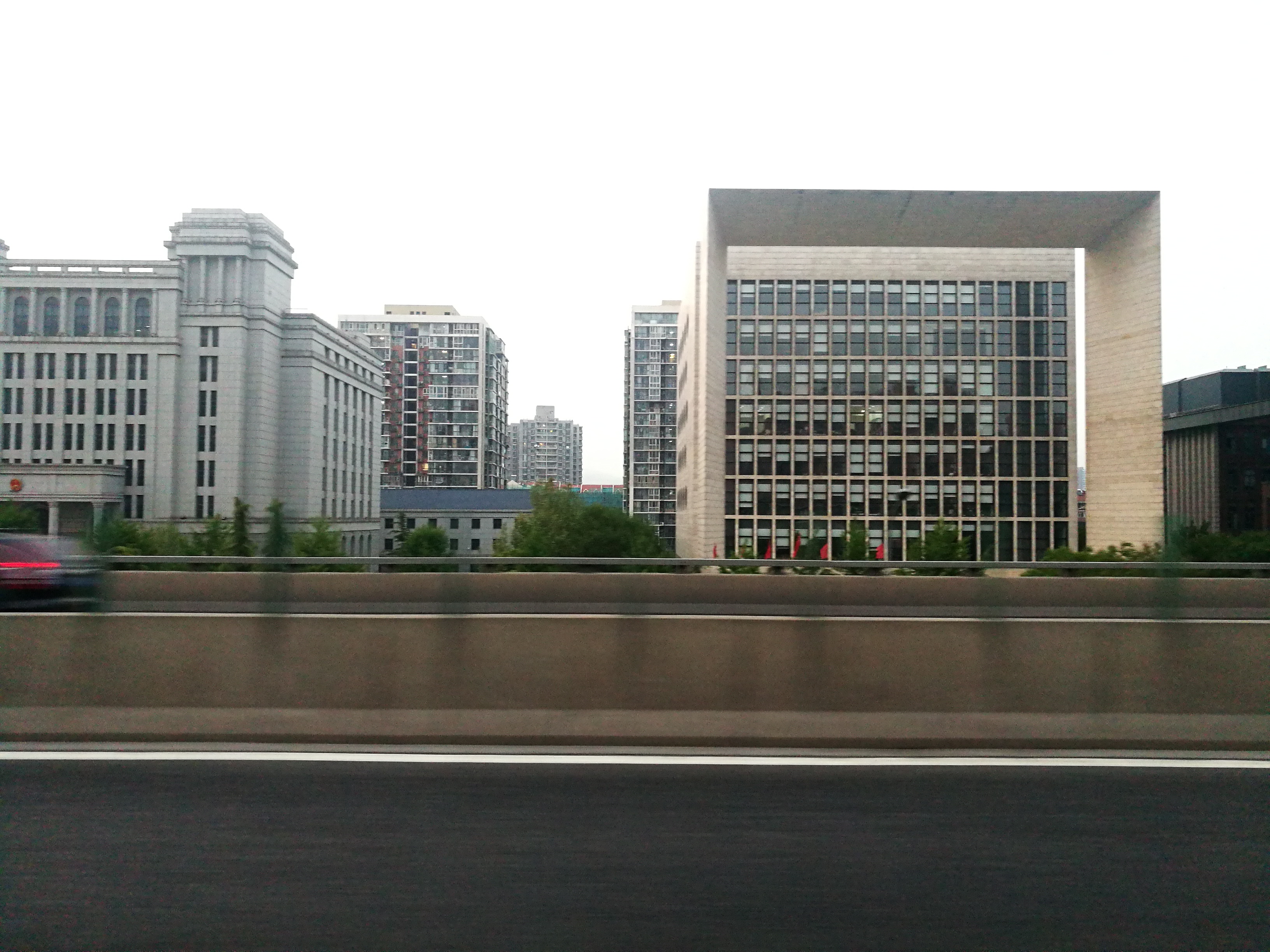 北京市西五環石景山區的風貌：一面是綿延大山，一面是城市天際線