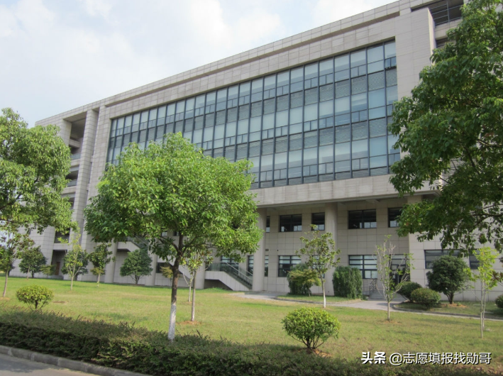 這所醫科大學,不是985、211,卻在全國醫科大學中排名第三