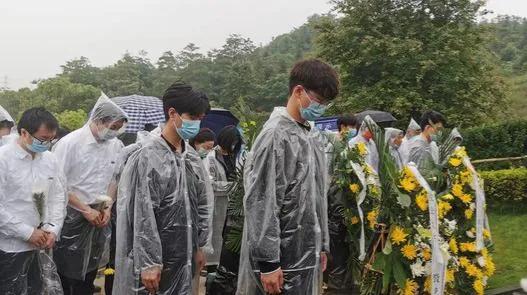 今天5月22日，袁隆平爺爺去逝1周年：當風吹過稻田，我又想起您了