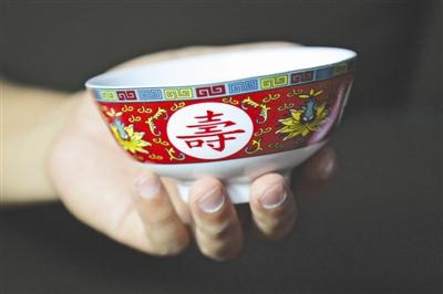拿別人家的碗會倒霉 成都市民參加葬禮收到尷尬禮品