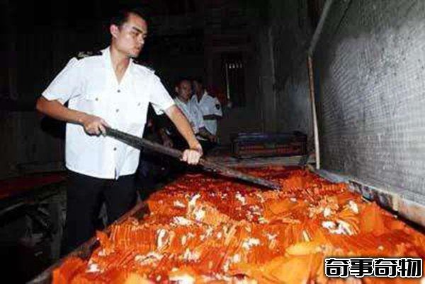 周小玲辣條尸油事件 將人的肚子破開讓油流出來 惡心至極
