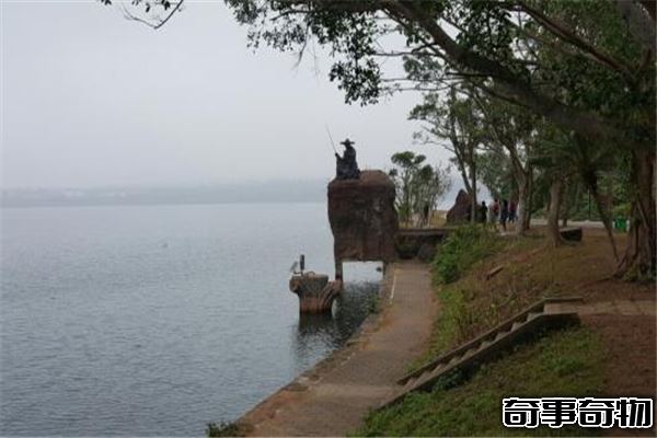 湖光巖水怪之謎 湖面游動超大黑色陰影 疑似中華鱘