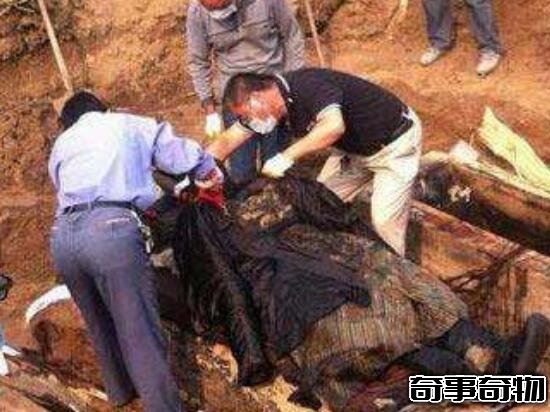 神秘的河南清朝干尸 項城挖出身著清朝官服干尸 五官清晰